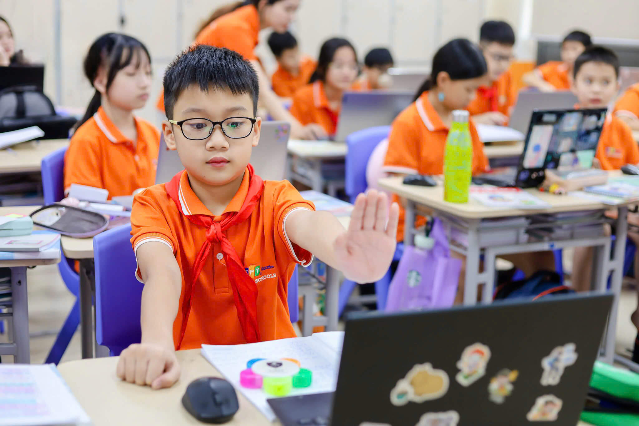 Các chương trình và chuyên ngành đào tạo AI, Thiết kế vi mạch bán dẫn được đưa vào đào tạo tại các bậc cao đẳng, đại học cho khoảng 3.500 sinh viên FPT. 100% học sinh từ lớp 1 đến lớp 12 được tiếp cận AI.