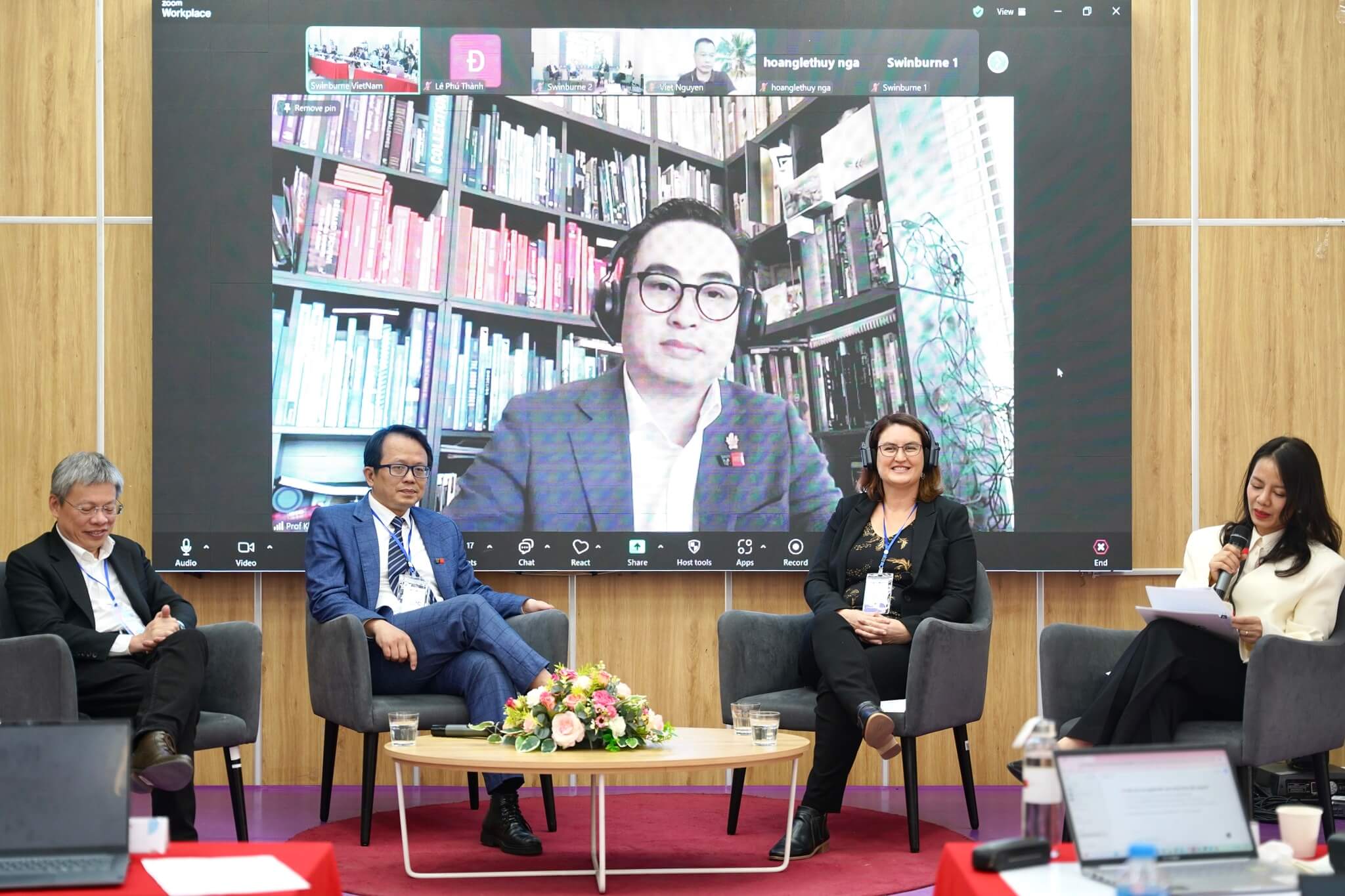 Hàng loạt hội thảo khoa học về ứng dụng chuyển đổi số do các đơn vị như Trường ĐH FPT, Greenwich Việt Nam, Swinburne Việt Nam... tổ chức diễn ra sôi nổi.