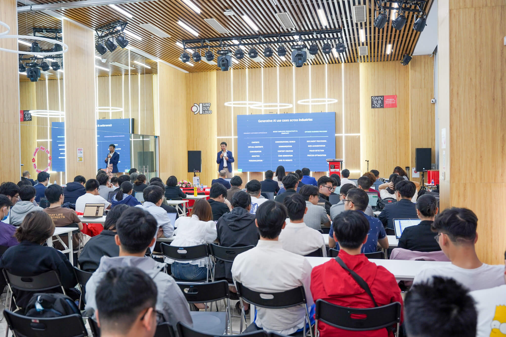 Hàng loạt hội thảo khoa học về ứng dụng chuyển đổi số do các đơn vị như Trường ĐH FPT, Greenwich Việt Nam, Swinburne Việt Nam... tổ chức diễn ra sôi nổi.