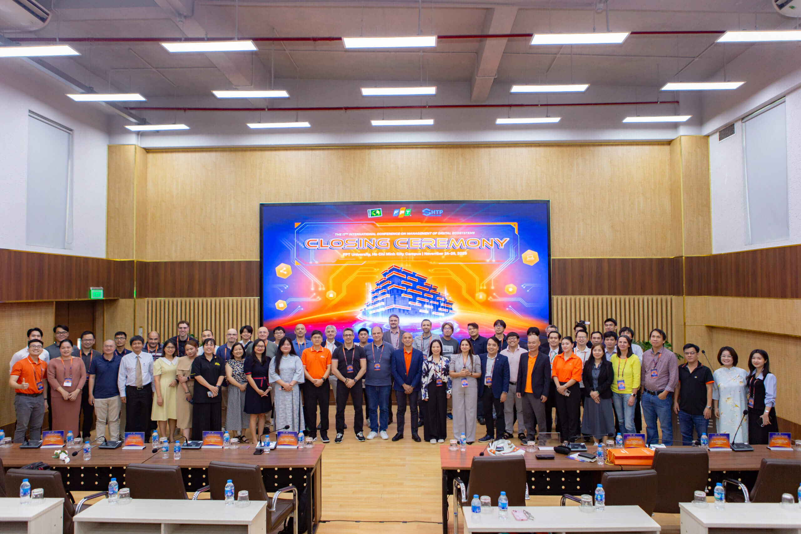 Hàng loạt hội thảo khoa học về ứng dụng chuyển đổi số do các đơn vị như Trường ĐH FPT, Greenwich Việt Nam, Swinburne Việt Nam... tổ chức diễn ra sôi nổi.